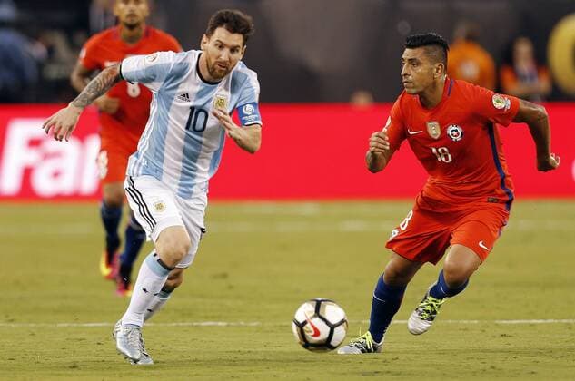 Copa America, Finale, Argentinien - Chile Lionel Messi (L) of Argentina fights for the ball with Gonzalo Jara (R) of Chile during the Copa America Centenario final match between Argentina and Chile at MetLife stadium in East Rutherford, New Jersey, 26 June 2016. COPA AMERICA CENTENARIO FINAL MATCH !ACHTUNG: NUR REDAKTIONELLE NUTZUNG!  NJY064 20160627-636025946778549568