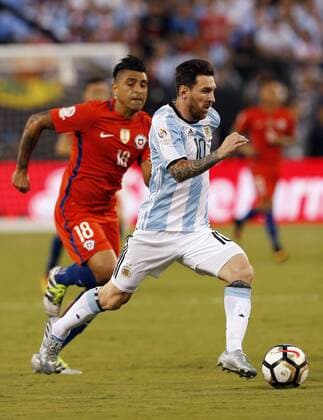 Copa America, Finale, Argentinien - Chile Lionel Messi (R) of Argentina fights for the ball with Gonzalo Jara (L) of Chile during the Copa America Centenario final match between Argentina and Chile at MetLife stadium in East Rutherford, New Jersey, 26 June 2016. COPA AMERICA CENTENARIO FINAL MATCH !ACHTUNG: NUR REDAKTIONELLE NUTZUNG!  NJY065 20160627-636025946791185568