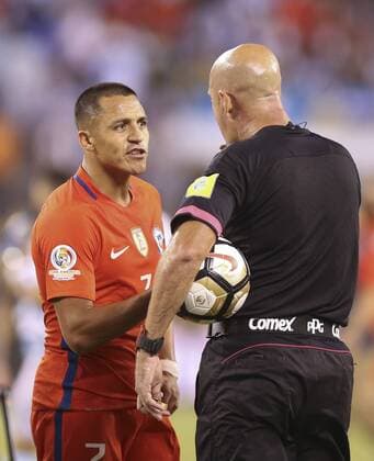 Copa America, Finale, Argentinien - Chile Alexis Fernandez (L) of Chile argues with Brazilian referee Heber Lopes during the Copa America Centenario final match between Argentina and Chile at MetLife stadium in East Rutherford, New Jersey, 26 June 2016. COPA AMERICA CENTENARIO FINAL MATCH !ACHTUNG: NUR REDAKTIONELLE NUTZUNG!  NJY066 20160627-636025947436869568