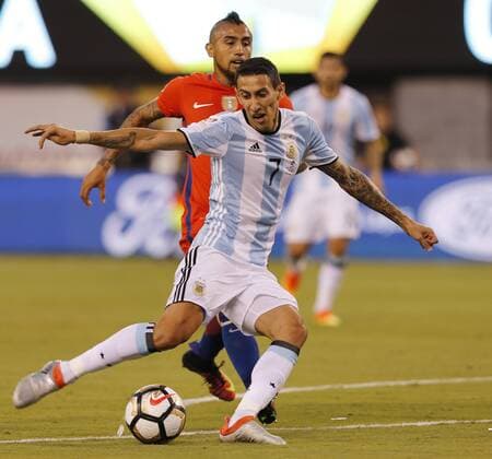 Copa America, Finale, Argentinien - Chile Angel Di Maria (front) of Argentina fights for the ball with Arturo Vidal of Chile during the Copa America Centenario final match between Argentina and Chile at MetLife stadium in East Rutherford, New Jersey, 26 June 2016. COPA AMERICA CENTENARIO FINAL MATCH !ACHTUNG: NUR REDAKTIONELLE NUTZUNG!  NJY067 20160627-636025948089729568