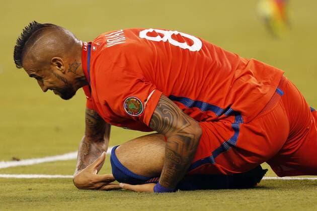 Copa America, Finale, Argentinien - Chile Arturo Vidal of Chile falls after a foul during the Copa America Centenario final match between Argentina and Chile at MetLife stadium in East Rutherford, New Jersey, 26 June 2016. COPA AMERICA CENTENARIO FINAL MATCH !ACHTUNG: NUR REDAKTIONELLE NUTZUNG!  NJY068 20160627-636025948113129568