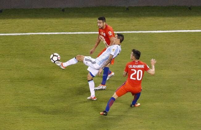 Copa America, Finale, Argentinien - Chile Angel Dimaria (C) of Argentina fights for the ball with Charles Aranguiz (R) of Chile during the Copa America Centenario final match between Argentina and Chile at MetLife stadium in East Rutherford, New Jersey, 26 June 2016. COPA AMERICA CENTENARIO FINAL MATCH !ACHTUNG: NUR REDAKTIONELLE NUTZUNG!  NJY069 20160627-636025948759749568
