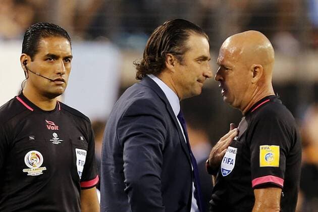 Copa America, Finale, Argentinien - Chile Chile coach Juan Antonio Pizzi (C) talks to Brazilian referee Heber Lopes during the Copa America Centenario final match between Argentina and Chile at MetLife stadium in East Rutherford, New Jersey, 26 June 2016. COPA AMERICA CENTENARIO FINAL MATCH !ACHTUNG: NUR REDAKTIONELLE NUTZUNG!  NJY070 20160627-636025949392017568