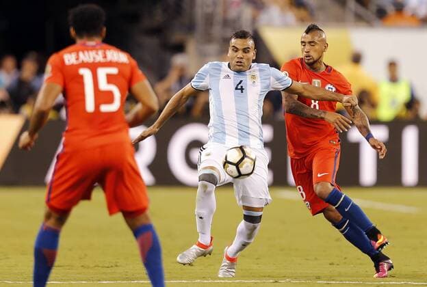 Copa America, Finale, Argentinien - Chile Gabriel Mercado (C) of Argentina fights for the ball with Jean Beausejour (L) and Arturo Vidal of Chile during the Copa America Centenario final match between Argentina and Chile at MetLife stadium in East Rutherford, New Jersey, 26 June 2016. COPA AMERICA CENTENARIO FINAL MATCH !ACHTUNG: NUR REDAKTIONELLE NUTZUNG!  NJY071 20160627-636025950014145568