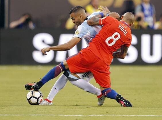 Copa America, Finale, Argentinien - Chile Gabriel Mercado (L) of Argentina fights for the ball with and Arturo Vidal of Chile during the Copa America Centenario final match between Argentina and Chile at MetLife stadium in East Rutherford, New Jersey, 26 June 2016. COPA AMERICA CENTENARIO FINAL MATCH !ACHTUNG: NUR REDAKTIONELLE NUTZUNG!  NJY072 20160627-636025950041913568