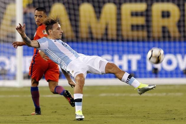 Copa America, Finale, Argentinien - Chile Lucas Biglia (r) of Argentina fights for the ball with and Alexis Sanchez of Chile during the Copa America Centenario final match between Argentina and Chile at MetLife stadium in East Rutherford, New Jersey, 26 June 2016. COPA AMERICA CENTENARIO FINAL MATCH !ACHTUNG: NUR REDAKTIONELLE NUTZUNG!  NJY073 20160627-636025950673557568