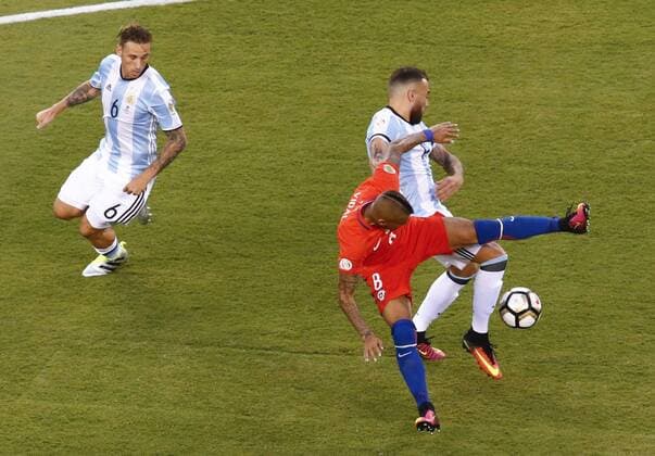 Copa America, Finale, Argentinien - Chile Gonzalo Higuain (R) and Lucas Biglia of Argentina fight for the ball with Arturo Vidal (C) of Chile during the Copa America Centenario final match between Argentina and Chile at MetLife stadium in East Rutherford, New Jersey, 26 June 2016. COPA AMERICA CENTENARIO FINAL MATCH !ACHTUNG: NUR REDAKTIONELLE NUTZUNG!  NJY075 20160627-636025952255553568