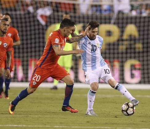 Copa America, Finale, Argentinien - Chile Lionel Messi (R) of Argentina fight for the ball with Charles Aranguiz of Chile during the Copa America Centenario final match between Argentina and Chile at MetLife stadium in East Rutherford, New Jersey, 26 June 2016. COPA AMERICA CENTENARIO FINAL MATCH !ACHTUNG: NUR REDAKTIONELLE NUTZUNG!  NJY076 20160627-636025952275053568