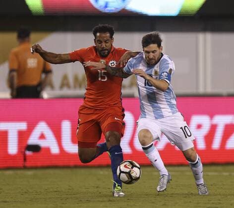 Copa America, Finale, Argentinien - Chile Lionel Messi (R) of Argentina fights for the ball with Jean Beausejour (L) of Chile during the Copa America Centenario final match between Argentina and Chile at MetLife stadium in East Rutherford, New Jersey, 26 June 2016. COPA AMERICA CENTENARIO FINAL MATCH !ACHTUNG: NUR REDAKTIONELLE NUTZUNG!  NJY078 20160627-636025952984385568