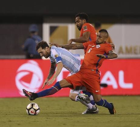 Copa America, Finale, Argentinien - Chile Lionel Messi (R) of Argentina fights for the ball with Jean Beausejour (back) and Arturo Vidal of Chile during the Copa America Centenario final match between Argentina and Chile at MetLife stadium in East Rutherford, New Jersey, 26 June 2016. COPA AMERICA CENTENARIO FINAL MATCH !ACHTUNG: NUR REDAKTIONELLE NUTZUNG!  NJY079 20160627-636025953610569568