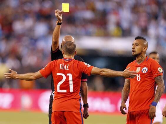 Copa America, Finale, Argentinien - Chile Marcelo Diaz (21) of Chile receives a yellow card during the Copa America Centenario final match between Argentina and Chile at MetLife stadium in East Rutherford, New Jersey, 26 June 2016. COPA AMERICA CENTENARIO FINAL MATCH !ACHTUNG: NUR REDAKTIONELLE NUTZUNG!  NJY080 20160627-636025954264989568