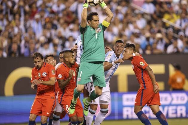 Copa America, Finale, Argentinien - Chile Goalkeeper Claudio Bravo (C) of Chile stops a ball during the Copa America Centenario final match between Argentina and Chile at MetLife stadium in East Rutherford, New Jersey, 26 June 2016. COPA AMERICA CENTENARIO FINAL MATCH !ACHTUNG: NUR REDAKTIONELLE NUTZUNG!  NJY081 20160627-636025954908645568