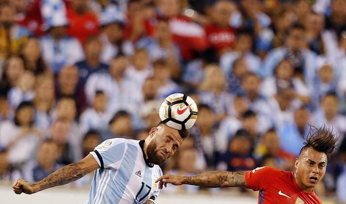 Copa America, Finale, Argentinien - Chile Nicolas Otamendi (L) of Argentina fights for the ball with Eduardo Vargas (R) of Chile during the Copa America Centenario final match between Argentina and Chile at MetLife stadium in East Rutherford, New Jersey, 26 June 2016. COPA AMERICA CENTENARIO FINAL MATCH !ACHTUNG: NUR REDAKTIONELLE NUTZUNG!  NJY086 20160627-636025956851781568