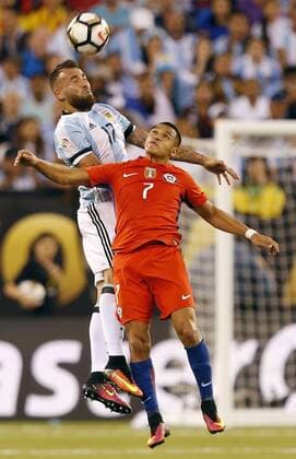 Copa America, Finale, Argentinien - Chile Nicolas Otamendi (L) of Argentina fights for the ball with Alexis Sanchez (R) of Chile during the Copa America Centenario final match between Argentina and Chile at MetLife stadium in East Rutherford, New Jersey, 26 June 2016. COPA AMERICA CENTENARIO FINAL MATCH !ACHTUNG: NUR REDAKTIONELLE NUTZUNG!  NJY087 20160627-636025956856773568