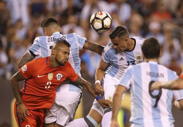 Copa America, Finale, Argentinien - Chile Alexis Sanchez (L) of Chile fights for the ball with Ramiro Funes Mori (C) of Argentina during the Copa America Centenario final match between Argentina and Chile at MetLife stadium in East Rutherford, New Jersey, 26 June 2016. COPA AMERICA CENTENARIO FINAL MATCH !ACHTUNG: NUR REDAKTIONELLE NUTZUNG!  NJY088 20160627-636025957481397568
