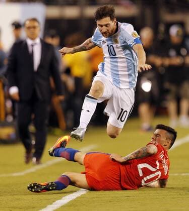 Lionel Messi (up) of Argentina jumps over Charles Aranguiz of Chile during the Copa America Centenario final match between Argentina and Chile at MetLife stadium in East Rutherford, New Jersey, 26 June 2016. COPA AMERICA CENTENARIO FINAL MATCH !ACHTUNG: NUR REDAKTIONELLE NUTZUNG!  NJY091 20160627-636025965670148674