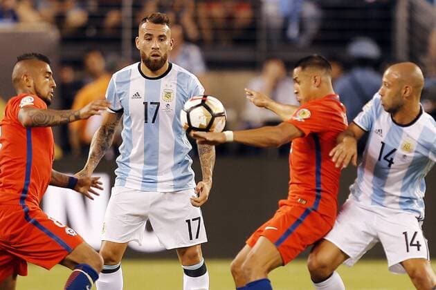 Nicolas Otamendi (2L) and Javier Mascherano (R) of Argentina fight for the ball with Arturo Vidal (L) and Alexis Sanchez (2R) of Chile during the Copa America Centenario final match between Argentina and Chile at MetLife stadium in East Rutherford, New Jersey, 26 June 2016. COPA AMERICA CENTENARIO FINAL MATCH !ACHTUNG: NUR REDAKTIONELLE NUTZUNG!  NJY094 20160627-636025967019340780