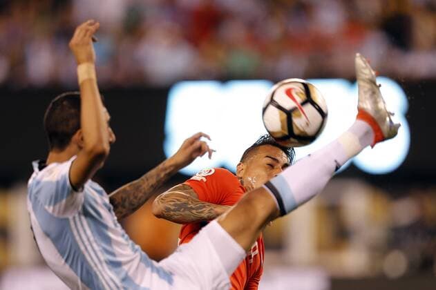 Angel Di Maria (L) of Argentina fights for the ball with Eduardo Vargas (R) of Chile during the Copa America Centenario final match between Argentina and Chile at MetLife stadium in East Rutherford, New Jersey, 26 June 2016. COPA AMERICA CENTENARIO FINAL MATCH !ACHTUNG: NUR REDAKTIONELLE NUTZUNG!  NJY097 20160627-636025968287572000