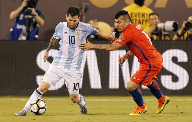 Lionel Messi (L) of Argentina fights for the ball with Gary Medel (R) of Chile during the Copa America Centenario final match between Argentina and Chile at MetLife stadium in East Rutherford, New Jersey, 26 June 2016. COPA AMERICA CENTENARIO FINAL MATCH !ACHTUNG: NUR REDAKTIONELLE NUTZUNG!  NJY097 20160627-636025997829532489