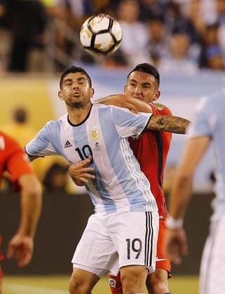 Ever Banega (L) of Argentina fights for the ball with Eduardo Vargas (R) of Chile during the Copa America Centenario final match between Argentina and Chile at MetLife stadium in East Rutherford, New Jersey, 26 June 2016. COPA AMERICA CENTENARIO FINAL MATCH !ACHTUNG: NUR REDAKTIONELLE NUTZUNG!  NJY097 20160627-636025998495184489