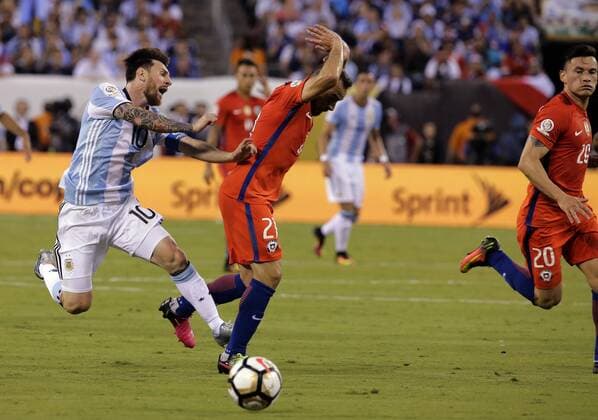 Argentina midfielder Lionel Messi (10) is fouled by Chile midfielder Marcelo Diaz (21) who draws his second yellow card and is ejected from the game as a result in the first half at the Copa America Centenario USA 2016 Finals at MetLife Stadium in East Rutherford, New Jersey, on June 26, 2016.  NYP20160626204 RAYxSTUBBLEBINE