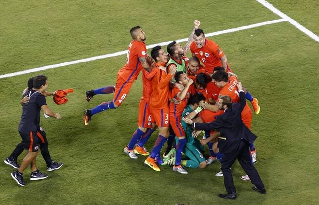 Players of Chile celebrate after defeating Argentina and win the Copa America Centenario championship at MetLife stadium in East Rutherford, New Jersey, 26 June 2016. COPA AMERICA CENTENARIO FINAL MATCH !ACHTUNG: NUR REDAKTIONELLE NUTZUNG!  KEN25 20160627-636026014316512179