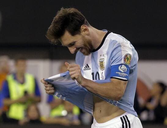 Argentina midfielder Lionel Messi reacts after he missed his shot against Chile in the penalty kicks phase at the Copa America Centenario USA 2016 Finals at MetLife Stadium in East Rutherford, New Jersey on June 26, 2016. Chile won the championship.  NYP20160626208 RAYxSTUBBLEBINE
