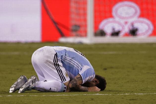 Argentina midfielder Lionel Messi (10) reacts as he waits for Chile midfielder Francisco Silva to kick what proved to be the deciding point as Chile beat Argentina in penalty kicks 4-2 at the Copa America Centenario USA 2016 Finals at MetLife Stadium in East Rutherford, New Jersey on June 26, 2016.  NYP20160626214 RAYxSTUBBLEBINE