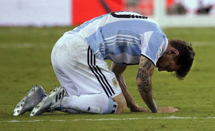 Argentina midfielder Lionel Messi (10) reacts as he waits for Chile midfielder Francisco Silva to kick what proved to be the deciding point as Chile beat Argentina in penalty kicks 4-2 at the Copa America Centenario USA 2016 Finals at MetLife Stadium in East Rutherford, New Jersey on June 26, 2016.  NYP20160626215 RAYxSTUBBLEBINE