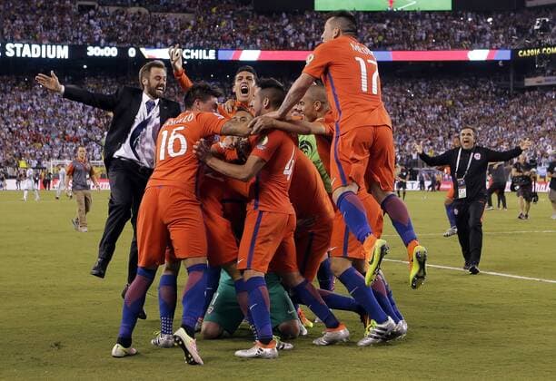 Chile celebrates on top of goalkeeper Claudio Bravo (dressed in green) after beating Argentina in penalty kicks 4-2 at the Copa America Centenario USA 2016 Finals at MetLife Stadium in East Rutherford, New Jersey on June 26, 2016.  NYP20160626218 RAYxSTUBBLEBINE