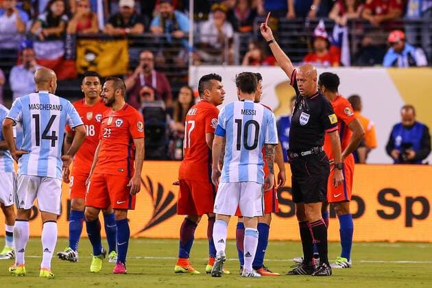 26 JUN 2016: Chile midfielder Marcelo Diaz (21) is issueed a Red Card during the first half of the Copa America Centenario Final between the Argentina and Chile played at MetLife Stadium in East Rutherford,NJ. (Photo by Rich Graessle Icon Sportswire) SOCCER: JUN 26 Copa America Centenario - Final - Argentina v Chile Icon062616933 EDITORIAL USE ONLY