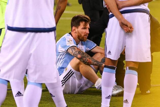 26 JUN 2016: Argentina midfielder Lionel Messi (10) sits dejected after losing the Copa America Centenario Final 4-2 in penalty kicks between the Argentina and Chile played at MetLife Stadium in East Rutherford,NJ. (Photo by Rich Graessle Icon Sportswire) SOCCER: JUN 26 Copa America Centenario - Final - Argentina v Chile Icon062616935 EDITORIAL USE ONLY