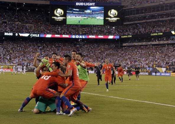 Chile celebrates on top of goalkeeper Claudio Bravo (dressed in green) as midfielder Francisco Silva (5) runs to join the party after beating Argentina in penalty kicks 4-2 at the Copa America Centenario USA 2016 Finals at MetLife Stadium in East Rutherford, New Jersey on June 26, 2016.  NYP20160626219 RAYxSTUBBLEBINE