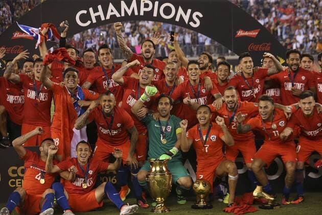 Chile s goalkeeper Claudio Bravo (C) and his team celebrate after defeating Argentina during the COPA America Centenario USA 2016 Cup final match between Argentina and Chile at the MetLife Stadium in East Rutherford, New Jersey, USA, 26 June 2016. COPA AMERICA CENTENARIO FINAL MATCH !ACHTUNG: NUR REDAKTIONELLE NUTZUNG!  KEN25 20160627-636026062846379100