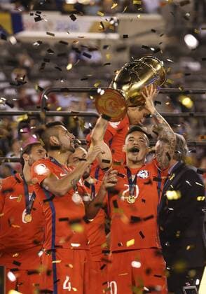 Chile s Mauricio Isla (L) and Charles Aranguiz celebrate after defeating Argentina during the COPA America Centenario USA 2016 Cup final match between Argentina and Chile at the MetLife Stadium in East Rutherford, New Jersey, USA, 26 June 2016. COPA AMERICA CENTENARIO FINAL MATCH !ACHTUNG: NUR REDAKTIONELLE NUTZUNG!  KEN25 20160627-636026064207323100
