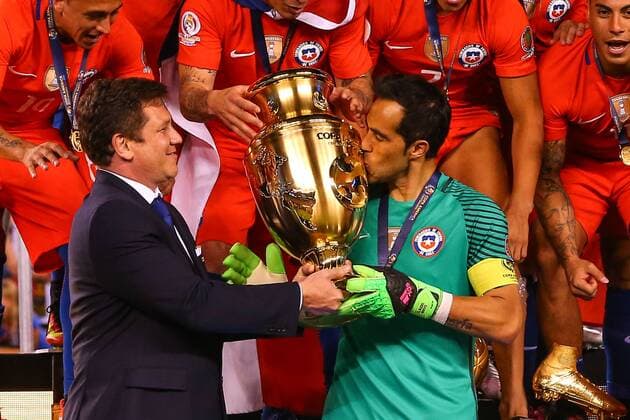 26 JUN 2016: Chile goalkeeper Claudio Bravo (1) kisses the Copa America Trophy after winning the Copa America Centenario Final between the Argentina and Chile played at MetLife Stadium in East Rutherford,NJ. (Photo by Rich Graessle Icon Sportswire) SOCCER: JUN 26 Copa America Centenario - Final - Argentina v Chile Icon062616944 EDITORIAL USE ONLY