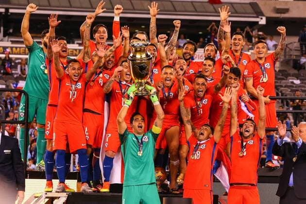 Bilder des Tages - SPORT 26 JUN 2016: Chile goalkeeper Claudio Bravo (1) holds up the Copa America Trophy along with his teammates after winning the Copa America Centenario Final between the Argentina and Chile played at MetLife Stadium in East Rutherford,NJ. (Photo by Rich Graessle Icon Sportswire) SOCCER: JUN 26 Copa America Centenario - Final - Argentina v Chile Icon062616945 EDITORIAL USE ONLY