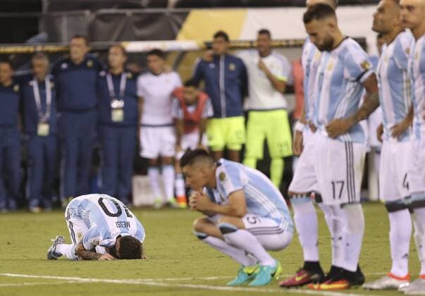 Argentina s Lionel Messi (L) reacts after being defeated by Chile during the COPA America Centenario USA 2016 Cup final match between Argentina and Chile at the MetLife Stadium in East Rutherford, New Jersey, USA, 26 June 2016. COPA AMERICA CENTENARIO FINAL MATCH !ACHTUNG: NUR REDAKTIONELLE NUTZUNG!  KEN25 20160627-636026065482935100