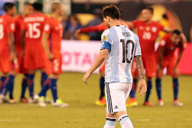 Argentina s Lionel Messi reacts after missing a penalty against Chile during the COPA America Centenario USA 2016 Cup final match between Argentina and Chile at the MetLife Stadium in East Rutherford, New Jersey, USA, 26 June 2016. EFE MAURICIO DUENAS CASTANEDA COPA AMERICA CENTENARIO FINAL MATCH !ACHTUNG: NUR REDAKTIONELLE NUTZUNG!  KEN25 20160627-636026069257511100