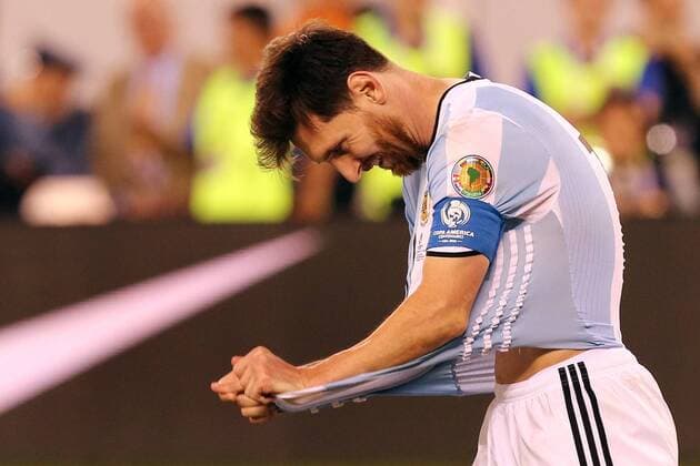 Argentina s Lionel Messi reacts after missing a penalty against Chile during the COPA America Centenario USA 2016 Cup final match between Argentina and Chile at the MetLife Stadium in East Rutherford, New Jersey, USA, 26 June 2016. EFE MAURICIO DUENAS CASTANEDA COPA AMERICA CENTENARIO FINAL MATCH !ACHTUNG: NUR REDAKTIONELLE NUTZUNG!  KEN25 20160627-636026069290115100