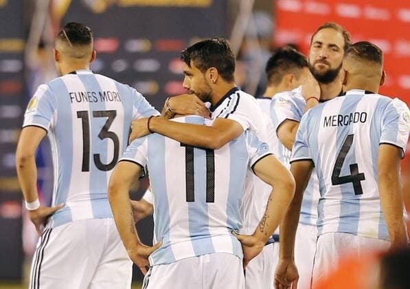 Argentina s players react after being defeated by Chile during the COPA America Centenario USA 2016 Cup final match between Argentina and Chile at the MetLife Stadium in East Rutherford, New Jersey, USA, 26 June 2016. EFE MAURICIO DUENAS CASTANEDA COPA AMERICA CENTENARIO FINAL MATCH !ACHTUNG: NUR REDAKTIONELLE NUTZUNG!  KEN25 20160627-636026069297915100
