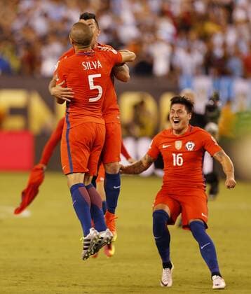 Chile s players celebrate after defeating Argentina during the COPA America Centenario USA 2016 Cup final match between Argentina and Chile at the MetLife Stadium in East Rutherford, New Jersey, USA, 26 June 2016. EFE MAURICIO DUENAS CASTANEDA COPA AMERICA CENTENARIO FINAL MATCH !ACHTUNG: NUR REDAKTIONELLE NUTZUNG!  KEN25 20160627-636026070037511100