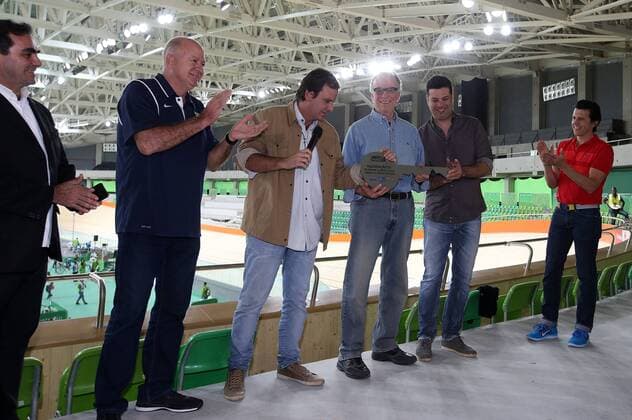 (160627) -- RIO DE JANEIRO, June 27, 2016 -- Rio de Janeiro Mayor Eduardo Paes (3rd L) gives the key of the Velodrome to Carlos Arthur Nuzman (3rd R), president of the Organizing Committee for the Rio 2016 Olympic and Paralympic Games, during the delivery ceremony at the Velodrome inside the Rio 2016 Olympic Park in Rio de Janeiro, Brazil, June 26, 2016. The last venue of the Rio 2016 Olympic Park was officially delivered to the Organizing Committee of the Rio 2016 Olympic and Paralympic Games on Sunday. ) (SP)BRAZIL-RIO DE JANEIRO-OLYMPIC VENUE-VELODROME LixMing 