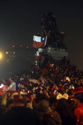 Copa America, Finale, Chilenische Fans feiern den Sieg Hundreds of fans of Chile s soccer national team Nationalteam celebrate after winning the COPA America Centenario USA 2016, in Santiago de Chile, Chile, 26 June 2016. Chile defeated Argentina in the final match at the MetLife Stadium in East Rutherford, New Jersey, USA. Chilean celebrate after winning the COPA America Centenario USA 2016 !ACHTUNG: NUR REDAKTIONELLE NUTZUNG!  20160627-636026117659700232