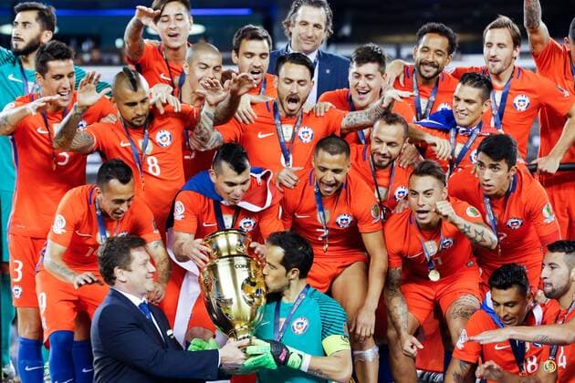 Claudio Bravo (front C), goalie of Chile, kisses the trophy during the awarding ceremony for 2016 Copa America Centenario soccer tournament at the Metlife Stadium in New Jersey, the United States on June 26, 2016. Chile defeated Argentina with 4-2 in penalty shootouts. )(wll) (SP)US-NEW JERSEY-SOCCER-COPA AMERICA CENTENARIO-FINAL LixMuzi 