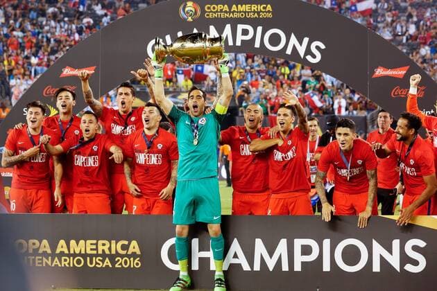 Themen der Woche - Sport Claudio Bravo (front C), goalie of Chile and his teammates celebrate with the trophy after winning the final of 2016 Copa America Centenario soccer tournament at the Metlife Stadium in New Jersey, the United States on June 26, 2016. Chile defeated Argentina with 4-2 in penalty shootouts. )(wll) (SP)US-NEW JERSEY-SOCCER-COPA AMERICA CENTENARIO-FINAL LixMuzi 