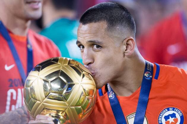 Alexis Sanchez of Chile kisses the Golden Ball Award for Best Player of the Copa America Centenario after winning the final of 2016 Copa America Centenario soccer tournament at the Metlife Stadium in New Jersey, the United States on June 26, 2016. Chile defeated Argentina with 4-2 in penalty shootout. )(wll) (SP)US-NEW JERSEY-SOCCER-COPA AMERICA CENTENARIO-FINAL LixMuzi 