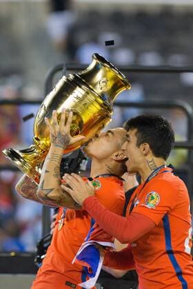 Themen der Woche - Sport Eduardo Vargas (L) of Chile kisses the trophy after winning the final of 2016 Copa America Centenario soccer tournament at the Metlife Stadium in New Jersey, the United States on June 26, 2016. Chile defeated Argentina with 4-2 in penalty shootout. )(wll) (SP)US-NEW JERSEY-SOCCER-COPA AMERICA CENTENARIO-FINAL LixMuzi 