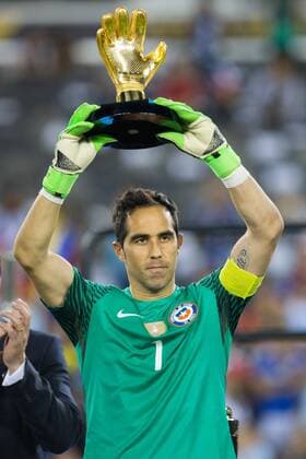 Claudio Bravo, goalie of Chile holds the Golden Glove award after winning the final of 2016 Copa America Centenario soccer tournament at the Metlife Stadium in New Jersey, the United States on June 26, 2016. Chile defeated Argentina with 4-2 in penalty shootouts. )(wll) (SP)US-NEW JERSEY-SOCCER-COPA AMERICA CENTENARIO-FINAL LixMuzi 