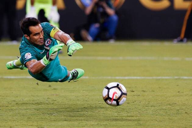 Claudio Bravo, goalie of Chile saves during the penalty shootout of the final of 2016 Copa America Centenario soccer tournament at the Metlife Stadium in New Jersey, the United States on June 26, 2016. Chile defeated Argentina with 4-2 in penalty shootout. )(wll) (SP)US-NEW JERSEY-SOCCER-COPA AMERICA CENTENARIO-FINAL LixMuzi 